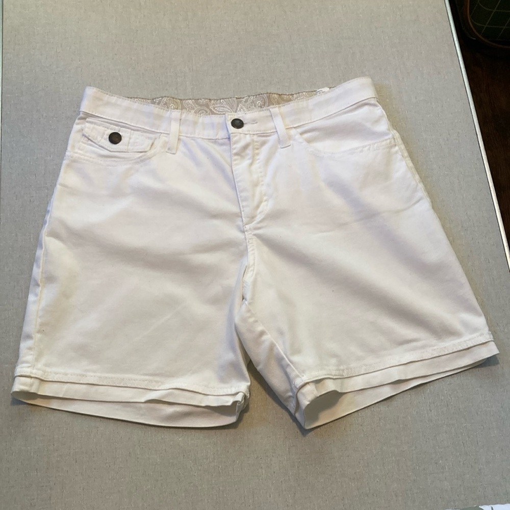 Lee, Women’s size 10 regular, white Cotton Shorts.